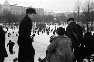 Berlin; Wilmersdorf: Schnee in Berlin; Rodelbetrieb im Stadtpark