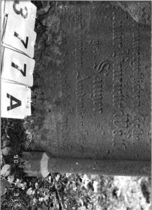 Grabstein 377 (Index: 99790791) Zustand: oberer Teil abgebrochen Maße HxBxT: 93x57x16 cm: Grabstein 377A