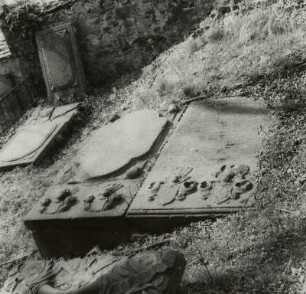 Zwei Grabplatten (rechts für Tobias Schuster)