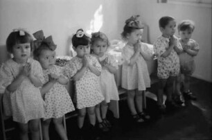 Bukarest: Institut für Ausbildung von Fürsorgeschwestern, Kindergruppe beim Beten