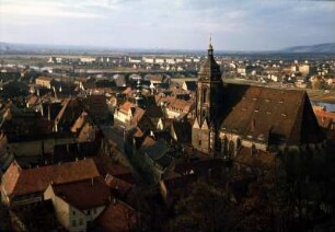 Pirna. Altstadt : Pirna in Sachsen. Blick auf die Altstadt mit Marienkirche, den Marktplatz und das Rathaus. Im Hintergrund die Elbe mit Elbbrücke