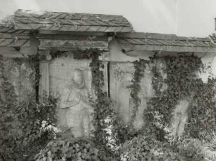 Ringethal, Grabplatten der Familie von Hayn an der Ostseite der Dorfkirche