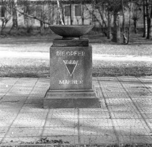 Denkmal für die Verfolgten des Naziregimes. VdN-Denkmal mit Flammenschale. Granit. Nach 1945. Vorderseite mit Inschrift "Die Opfer mahnen". Fredersdorf-Vogelsdorf, Platz vor dem Rathaus