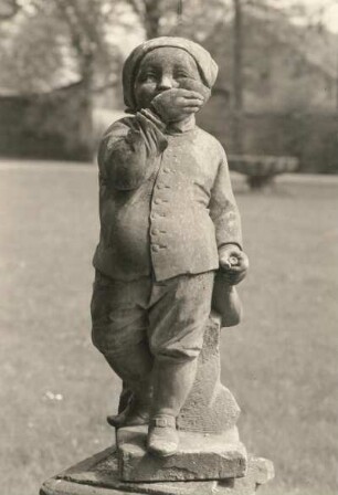Putto mit Becher und Flasche