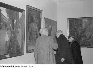 Ausstellungsbesucher vor Gemälden