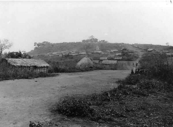 Mbum bei Baturi , Straßendorf, Kamerun