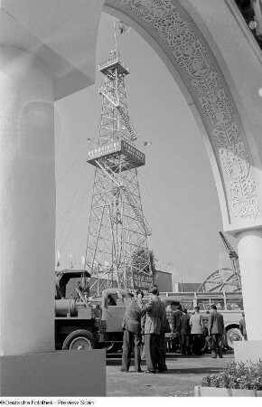 Blick auf einen rumänischen Bohrturm der Leipziger Herbstmesse 1954