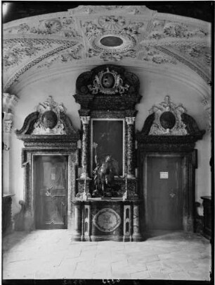 Salem Münster - Klosterkirche Maria Himmelfahrt Sakristei Engel auf einer Marmorkommode