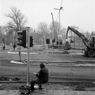 Lübecker Straße / B 75: Einmündung von Ostring und Am Weinberg: Fertigstellung der Verkehrsinseln und der Verkehrsampeln: im Hintergrund Schlosskirche und Gottesbuden
