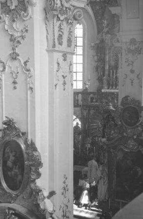 Andechs: Hochzeit, Brautleute vor dem Altar, Klosterkirche, von oben, seitlich