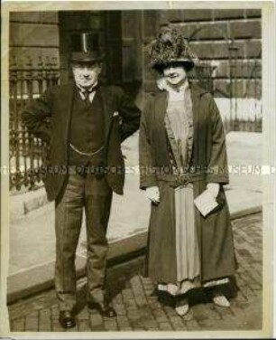 Der englische Premierminister Stanley Baldwin mit seiner Frau