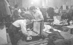 Selbstversenkung des Hochseepassagierdampfers "Columbus" am 19. Dezember 1939, Besatzungsangehörige im Internierungslager auf Ellis Island, Koffer auspackend und sich einrichtend