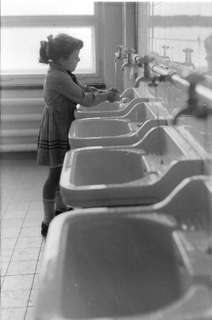 Dresden-Striesen, Fetscherstraße 2. 6. Mittelschule. Schülerin im Waschraum