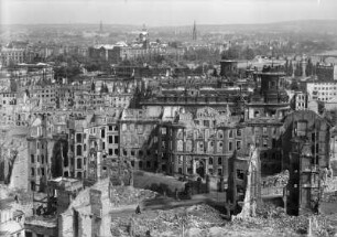 Dresden. Blick vom Rathausturm über die Ruinen der Innenstadt und des Landhauses nach Nordosten