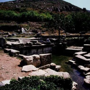 Thermos, Ätolien. Apollon-Tempel. Hellenistische Brunnenanlage vor dem Apollon-Tempel des archaischen Hirtenheiligtums