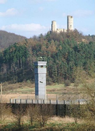 Deutsch-deutsche Grenze : Wachturm und Burgruine hinter der deutsch-deutschen Grenze bei Lauchröden/Thüringen.