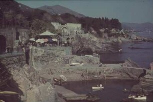 Reisefotos Italien. Ortsteilansicht mit Felspromenade in einer Bucht