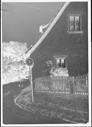 Staustufe Garstadt. Zustand des Hauses am südlichen Ortsausgang. Siehe Bild c 327.