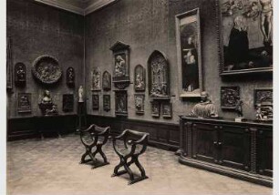 Aufstellung der Gemäldegalerie und der Skulpturensammlung im Kaiser-Friedrich-Museum, Raum 34, Italienische Ton- und Stuckbildwerke sowie Gemälde des 15. Jh. (Donatello-Saal)