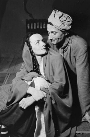 Szenenbilder aus der Oper "Der fröhliche Sünder" von Ottmar Gerster, aufgeführt in einem Gastspiel der Dresdner Bühne im Haus der Kultur der Sowjetunion in Berlin : Außenaufnahmen des Hauses, Gruppenaufnahmen