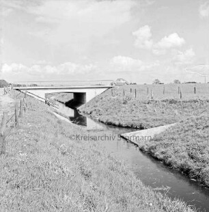 Beste: Flussregulierung: Zusammenfluss vorn der Norderbeste und in der Mitte rechts der Süderbeste: rechts und links Wiesen und Zäune: hinten links Brücke der Bundesstraße B 404 mit VW-Käfer