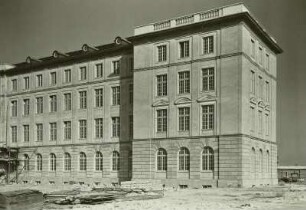 Dresden-Südvorstadt, Friedrich-List-Platz 1. Hochschule für Verkehrswesen "Friedrich List" (heute: HTW; 1954-1960, R. Paulick). Seitenflügel