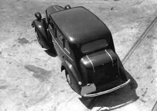 Schöneberg: Eduard Winter; Opel Modell 1934; in verschiedenen Stellungen