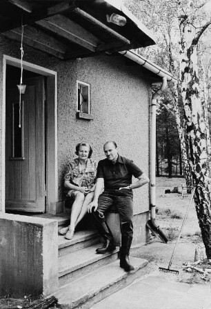 Der Schriftsteller Franz Fühmann mit seiner Frau vor dem Eingang ihres Hauses in Märkisch-Buchholz