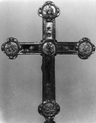 Vortragekreuz : Vortragekreuz. Silberblech, beschlagen und vergoldet (1446/1455). Teilansicht der Rückseite mit Reliefmedaillons der vier Kirchenväter und bethlehemitischem Kindermord. Grünenbach (Kreis Lindau ), Pfarrkirche Sankt Othmar