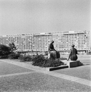 Dresden-Altstadt, Christianstraße (heute St. Petersburger Straße). Gruppenplastik "Studentische Jugend" (Bronze, überlebensgroß; 1963, W. Förster) vor einem Studentenwohnheim