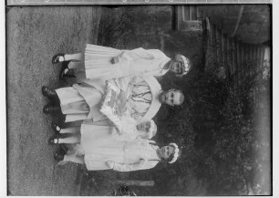 Primizfeier Eisele in Sigmaringen 1931; Neupriester Eisele mit Primizbräutchen, im Hintergrund Treppenaufgang zum Schloß