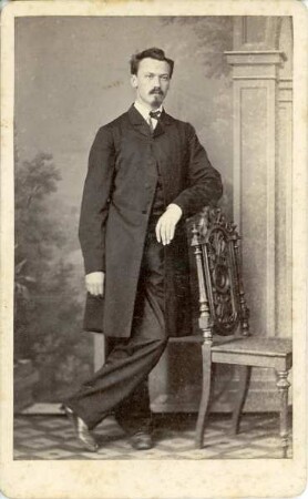 Fotografie eines stehenden Herren