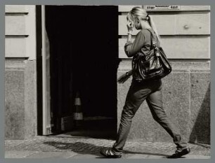 Junge Frau mit Handtasche, Leipzig