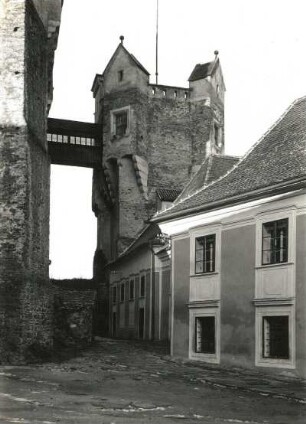 Nedvědice-Pernštejn (Nedwieditz-Bernstein). Burg (A. 13. Jh.). Prismatischer Turm (A. 16. Jh.)