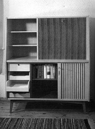 Kleiner Arbeitszimmerschrank : Kleiner Arbeitszimmerschrank. Holz (1925/1928)