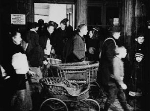 Szene aus dem Dokumentarfilm "Der Spiegel der Welt. Die moderne Tageszeitung. Bilder aus dem Betriebe des 'Dresdner Anzeigers'" ?