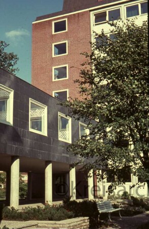 Erweiterungsbau "Hochhaus" [später Gebäude B]: im Vordergrund Verbindungstrakt mit Wandelgang