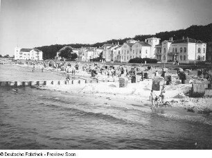 Badeleben am Strand und Villen östlich des Kurhauses