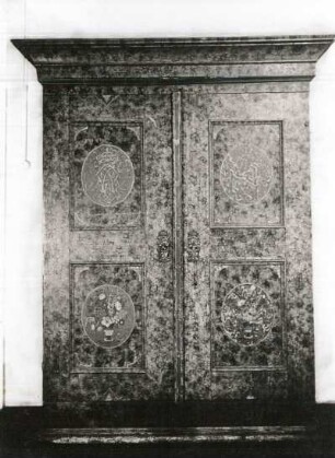 Schrank : Ovale Felder mit Monogramm und Blumendarstellung