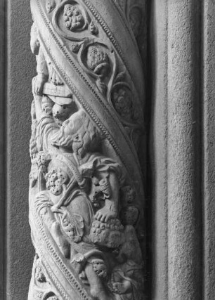 Reliefsäule mit figürlichen Darstellungen und floraler Ornamentik