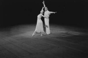 Gastspiel eines russischen Ballett- und Künstlerensembles in der Deutschen Staatsoper Berlin : Primaballerina Alla Schelest mit Boris Bregwadse in "Walzer", Teil des Ballettprogramms