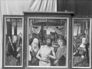 Triptychon mit der Darstellung des Schmerzensmannes zwischen Maria und Johannes; auf den Flügeltafeln der heilige Andreas und die heilige Katharina