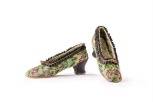 Damenschuhe mit Schlitzwirkerei