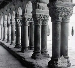 Santillana del Mar. Kreuzgang in Kloster von Santillana del Mar (12. Jahrhundert)