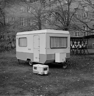 Wohnanhänger "Bastei" : Wohnanhänger "Bastei" mit Modell im Maßstab 1 : 5 im Freien vom VEB Karosseriewerke Dresden. Für Untersuchung im Rahmen des Dissertationsvorhabens Günter Kranke, TU Dresden