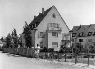 Straßenbild mit Wohnhaus (wohl um 1930)