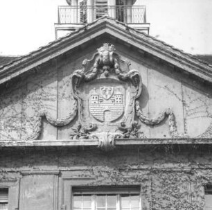 Cottbus-Mitte, August-Bebel-Straße 85. Knappschaftsgebäude (1911). Mittelrisalit. Giebel mit Wappen