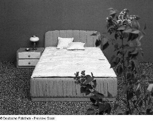 Polsterbett mit Nachttisch