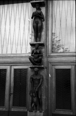 Laibach, Ljubljana: figurenfreudiges Hauptportal des Slowenischen Parlaments, Figurensäule, drei Figuren