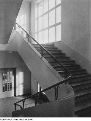 Panschwitz-Kuckau, Cisinskistraße 16. Ćišinski-Schule (bezeichnet 1950/1951). Treppenhaus. Haupttreppe vom 1. Podest